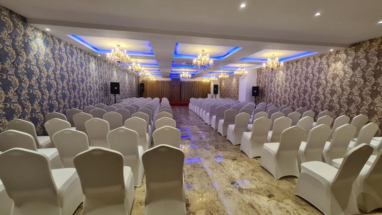 Galaxy Club & Hotel Bijāpur Exterior foto